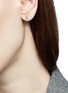 细节 - 点击放大 - MARIA TASH - Baguette' diamond rose gold single threaded stud earring