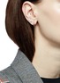 模特儿示范图 - 点击放大 - MARIA TASH - Baguette' diamond rose gold single threaded stud earring