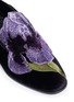 细节 - 点击放大 - ALEXANDER MCQUEEN - 花卉刺绣天鹅绒露跟式便鞋