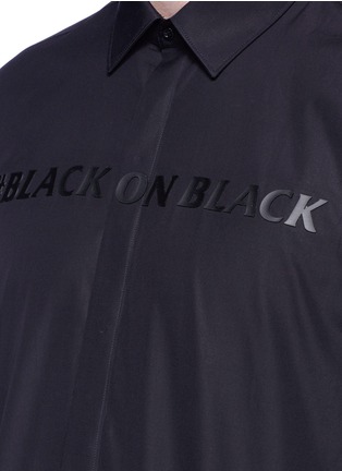细节 - 点击放大 - NEIL BARRETT - ＃BLACK ON BLACK标语修身府绸衬衫
