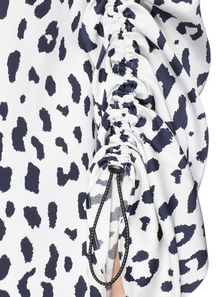 细节 - 点击放大 - TIBI - Cheetah On豹纹印花抽绳衣袖真丝上衣
