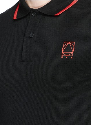 细节 - 点击放大 - MC Q - 几何品牌标志珠地布polo衫