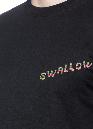细节 - 点击放大 - MC Q - Swallow英文字纯棉T恤