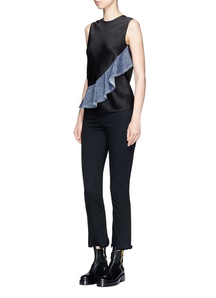 模特儿示范图 - 点击放大 - HELMUT LANG - 牛仔荷叶边缎面背心