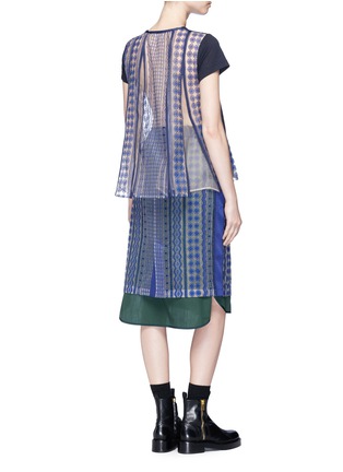 模特儿示范图 - 点击放大 - SACAI - 民族风刺绣网纱蕾丝拼接混亚麻T恤