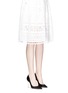 模特儿示范图 - 点击放大 - SOPHIA WEBSTER - Coco Crystal仿水晶珠饰缎面尖头高跟鞋