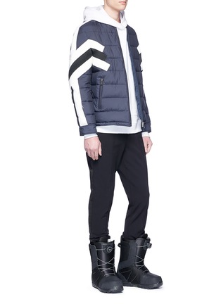 模特儿示范图 - 点击放大 - NEIL BARRETT - 缎面侧条纹滑雪长裤
