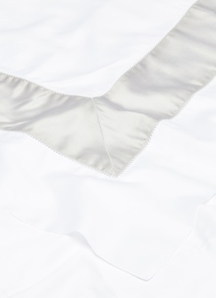 细节 –点击放大 - FRETTE - Bicolore加大双人床条纹围边棉缎四件套－白色及灰色