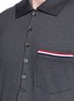 细节 - 点击放大 - THOM BROWNE - 条纹点缀珠地布口袋polo衫