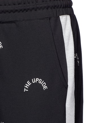 细节 - 点击放大 - THE UPSIDE - 品牌名称刺绣功能休闲裤
