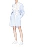 模特示范图 - 点击放大 - SACAI - 花卉蕾丝条纹纯棉衬衫裙