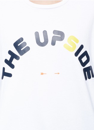 细节 - 点击放大 - THE UPSIDE - White Swing品牌标志图案T恤