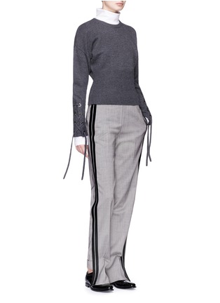 模特示范图 - 点击放大 - NEIL BARRETT - 不对称设计条纹布饰西服裤