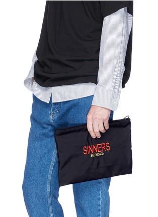 模特儿示范图 - 点击放大 - BALENCIAGA - EXPLORER品牌名称及SINNERS刺绣手包