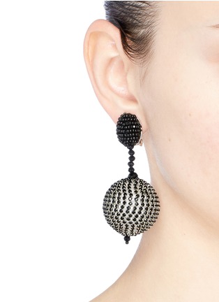 模特儿示范图 - 点击放大 - OSCAR DE LA RENTA - 珠饰圆球夹耳耳环