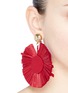 模特儿示范图 - 点击放大 - OSCAR DE LA RENTA - 拉菲草圆片夹耳耳环