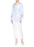 模特儿示范图 - 点击放大 - ALICE + OLIVIA - Toro系结袖口花卉刺绣条纹衬衫