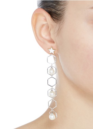 模特儿示范图 - 点击放大 - VENNA - 五角星及人造珍珠链条耳环