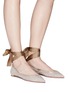 模特儿示范图 - 点击放大 - AQUAZZURA - Bliss Ballet绕踝系带八角星绒面尖头平底鞋