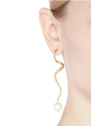 模特儿示范图 - 点击放大 - KENNETH JAY LANE - 人造珍珠曲线金属耳环