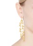 模特儿示范图 - 点击放大 - KENNETH JAY LANE - 人造珍珠金属花卉耳环