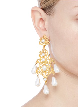 模特儿示范图 - 点击放大 - KENNETH JAY LANE - 人造珍珠点缀金属耳环