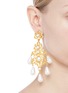 模特儿示范图 - 点击放大 - KENNETH JAY LANE - 人造珍珠点缀金属耳环