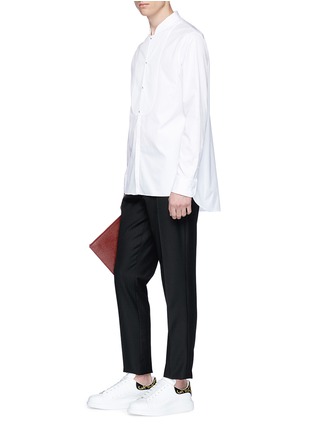 模特儿示范图 - 点击放大 - ALEXANDER MCQUEEN - 小立领纯棉府绸衬衫