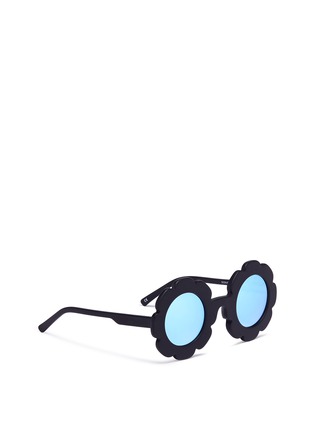 模特儿示范图 - 点击放大 - SONS + DAUGHTERS - Pixie儿童款花卉造型太阳眼镜