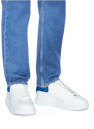 模特儿示范图 - 点击放大 - ALEXANDER MCQUEEN - Oversized Sneaker绒面皮拼贴小牛皮运动鞋