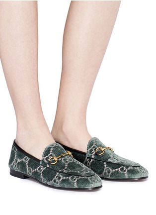 模特儿示范图 - 点击放大 - GUCCI - Jordaan GG品牌标志天鹅绒乐福鞋