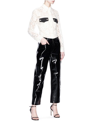 模特儿示范图 - 点击放大 - CALVIN KLEIN 205W39NYC - 拼色口袋蕾丝衬衫