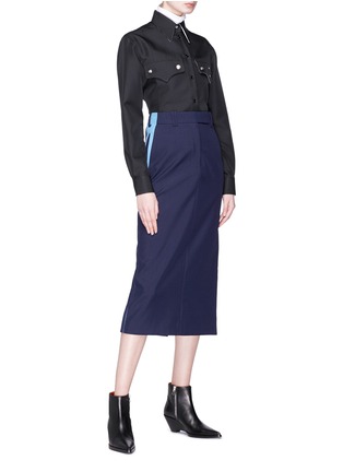 模特示范图 - 点击放大 - CALVIN KLEIN 205W39NYC - 侧条纹高腰铅笔裙