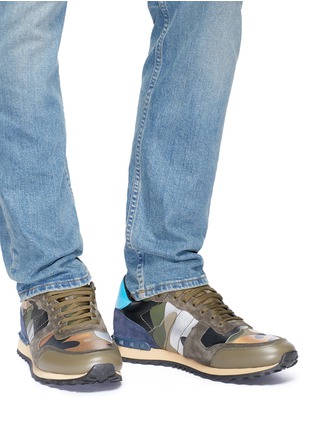 模特儿示范图 - 点击放大 - VALENTINO GARAVANI - Camouflage Rockrunner迷彩运动鞋