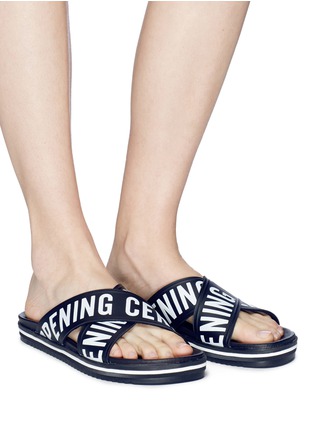 模特儿示范图 - 点击放大 - OPENING CEREMONY - Berkeley品牌名称交叉搭带真皮拖鞋