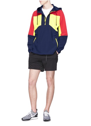 模特儿示范图 - 点击放大 - THE UPSIDE - 'Bel Air' colourblock half zip hoodie