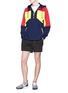 模特儿示范图 - 点击放大 - THE UPSIDE - 'Bel Air' colourblock half zip hoodie