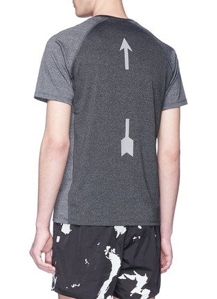 背面 - 点击放大 - THE UPSIDE - Jim反光品牌标志功能T恤