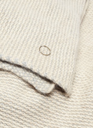 细节 –点击放大 - OYUNA - Punto针织羊绒毯－米色及灰色