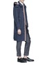 模特儿示范图 - 点击放大 - THOM BROWNE - 条纹点缀美丽诺羊毛针织外套