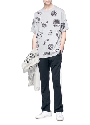 模特儿示范图 - 点击放大 - MAISON KITSUNÉ - x NBA球队标志印花纯棉T恤