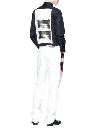 模特儿示范图 - 点击放大 - CALVIN KLEIN 205W39NYC - Little Electric Chair插画布饰修身府绸衬衫