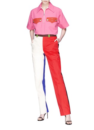 模特儿示范图 - 点击放大 - CALVIN KLEIN 205W39NYC - 拼色直脚牛仔裤