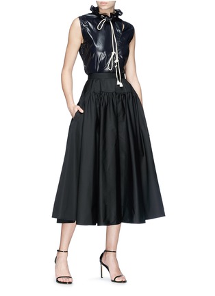 模特儿示范图 - 点击放大 - CALVIN KLEIN 205W39NYC - 纯色府绸半身裙