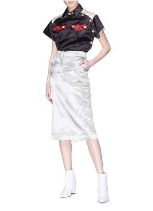 模特儿示范图 - 点击放大 - CALVIN KLEIN 205W39NYC - Diner Uniform金属钮扣拼色口袋缎面上衣