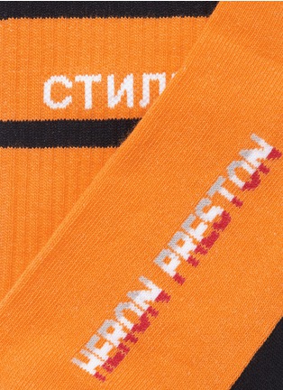 细节 - 点击放大 - HERON PRESTON - 标语点缀拼色混棉中筒袜