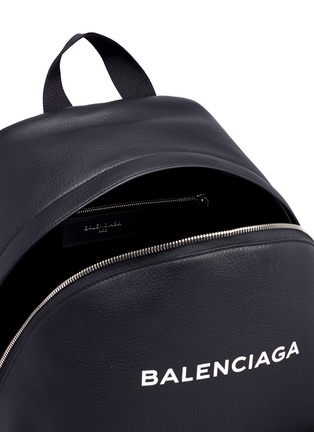 细节 - 点击放大 - BALENCIAGA - Everyday品牌名称真皮双肩包