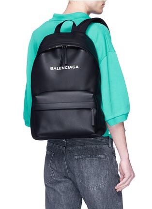 模特儿示范图 - 点击放大 - BALENCIAGA - Everyday品牌名称真皮双肩包