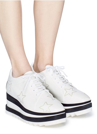 模特儿示范图 - 点击放大 - STELLA MCCARTNEY - Sneak-Elyse星星点缀拼色厚底鞋