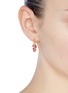 模特儿示范图 - 点击放大 - ELIZABETH AND JAMES - Ansley红宝石点缀镀金圆环耳环